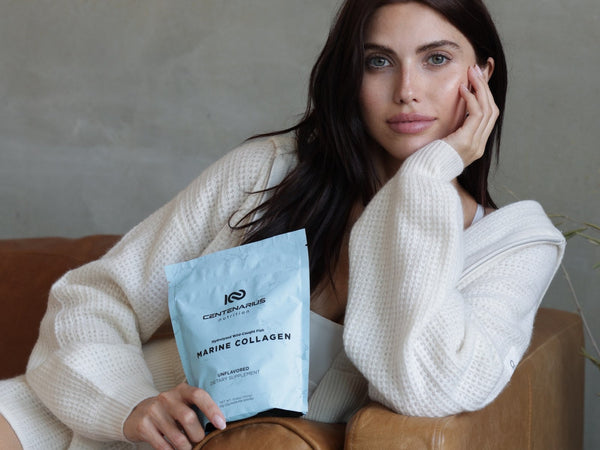 Woman holding a pouch of Centenarius marine collagen